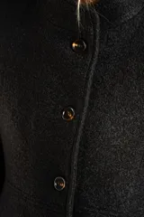 Tapado de paño color tostado, con cuello alto y cierre frontal de botones. Diseño de corte recto y largo a la cadera.