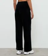Pantalón deportivo de corte recto confeccionado en tejido de plush, con cintura elástica y detalle de piping lateral contrastante.