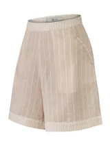 Short de tiro alto color beige con finas rayas verticales blancas. Presenta bolsillos laterales y cierre invisible.