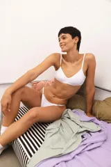 Bombacha clásica de tiro bajo, color negro, con regulación ajustable en los costados mediante tiras finas.