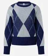 Suéter de punto con diseño de rombos (argyle) en tonos azul marino y gris, con cuello redondo y terminaciones acanaladas en puños y cintura.