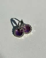 Par de aros de resina azul con borde de strass y arito de acero quirúrgico.