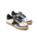 Zapatillas urbanas plateadas con detalles en negro y suela color caramelo.