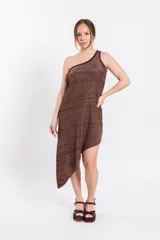 Vestido corto de tejido con brillo, diseño asimétrico de un solo hombro y dobladillo irregular.