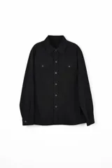 Camisa de manga larga en color negro, confeccionada en tejido de algodón con textura tipo gabardina. Presenta cuello clásico, cierre frontal con botones y dos bolsillos frontales con solapa y botón.