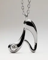 Collar de plata con cadena de eslabones y colgante en forma de letra A con circón engastado.