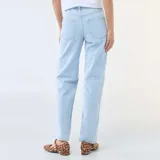 Jean de corte recto y tiro medio, confeccionado en denim de algodón color azul claro con lavado suave.