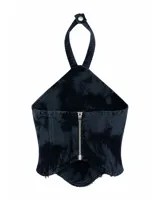 Top halter de denim negro con efecto lavado, de calce entallado y espalda descubierta. Presenta recortes frontales estructurados, terminación desflecada y un aplique metálico decorativo en el centro del escote.