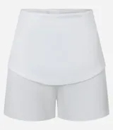 Short blanco de crepé con superposición, cierre trasero con cremallera.