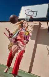 Pantalón de cuero genuino ovino a dos colores, rosa pálido y rojo, con corte recto y bolsillos laterales. Hecho a mano en Uruguay.