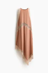 Vestido midi sin mangas de punto suave, con escote redondo y bajo asimétrico. Presenta detalles de encaje en las sisas, en la parte frontal y en el ruedo.