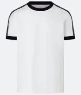 Remera de algodón color celeste con cuello redondo y bordes de mangas en color blanco. Presenta diseño de rayas dobles blancas en los hombros y mangas.