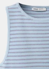Top ajustado de punto acanalado con diseño a rayas horizontales en tonos celestes y blancos, cuello redondo y sin mangas.