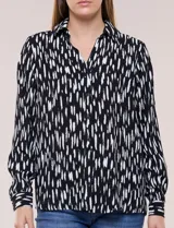 Camisa de gasa estampada con diseño animal print, cuello con solapa, escote en V, cierre frontal con botones y mangas largas, de la marca Ninety Clothing.