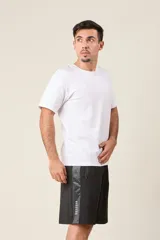 Bermuda deportiva de nylon color negro, de corte suelto, con cintura elástica y cordón de ajuste. Cuenta con detalles de líneas en los costados y bolsillos con cierre.