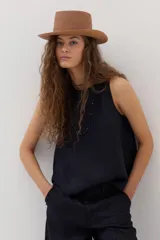 Musculosa de lino color azul marino, de corte recto y escote redondo.