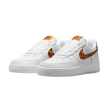 Championes Nike Air Force 1 de corte bajo, color blanco con detalles de estampado animal print de tigre en naranja y negro en el swoosh lateral y en el talón.