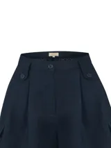 Short de lino orgánico color azul marino, de tiro medio con bolsillos cargo laterales y detalles de botones decorativos en la cintura.