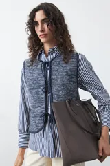 Cartera tipo tote de diseño minimalista y estructura flexible, confeccionada en material sintético con acabado mate. Cuenta con asas largas para llevar al hombro y un compartimento principal amplio.