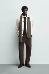 Sobrecamisa regular fit color verde oscuro, confeccionada en tejido efecto ante. Cuenta con cuello solapa, manga larga con puño abotonado, bolsillos de plastrón con solapa en el pecho y bolsillos de vivo en la cadera. El cierre es frontal con botonadura.