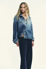 Pantalón de felpa de tiro alto con cintura elástica y corte recto. Cuenta con bolsillos laterales ocultos en la costura y bajo ajustable con cordón elástico y stoppers.