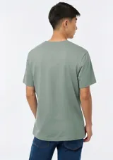 Remera básica celeste de corte regular, con cuello redondo y mangas cortas.