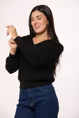 Buzo tejido de punto con cuello en V, manga larga y puños ajustados, de corte clásico.
