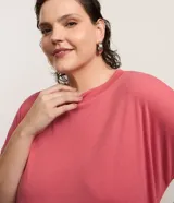 Blusa tipo muscle tee de corte holgado, confeccionada en tejido rib acanalado, con escote redondo y diseño sin mangas.