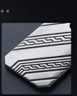 Dije de acero de forma rectangular con grabado de líneas diagonales.