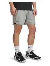 Short deportivo Under Armour Vanish Woven, color gris, con logo de la marca en la pierna derecha. Presenta un diseño ultraligero y transpirable con bolsillos laterales y cintura elástica.