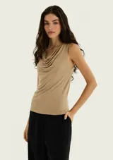 Musculosa beige sin mangas, con elegante cuello drapeado y diseño ajustado.