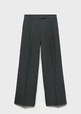 Pantalon de vestir de tiro medio con diseño recto y estilo sastrero. Cuenta con pinzas traseras, bolsillos laterales y cierre oculto con botón, gancho y cremallera.