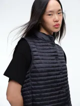 Chaleco acolchado de Save The Duck, con diseño de estructura horizontal, cuello alto y cierre frontal con botones a presión. Confeccionado en nylon ultraligero con relleno tecnológico que proporciona aislamiento térmico y protección contra el viento.