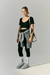 Top negro de morley con escote en V y mangas cortas.