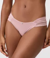 Kit de dos bombachas de bikini confeccionadas en microfibra, de tiro medio con laterales drapeados y aplique metálico en la parte frontal. Incluye una prenda en color rosado y otra en color marrón.