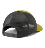 Gorro trucker con visera y panel frontal de color verde oliva, paneles traseros de malla en color gris oscuro y cierre snapback ajustable de plástico.