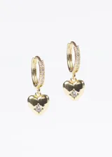Par de aros plateados con forma de aro pequeño con strass y dije de corazón con un punto de luz.