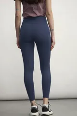 Calza deportiva negra de tiro alto, con bolsillos laterales y largo hasta el tobillo.