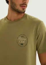 Remera blanca de corte regular y manga corta, con estampa frontal inspirada en un club de pesca en tonos azul y rojo.