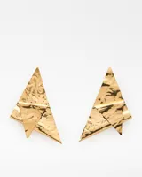 Aros grandes de metal dorado con diseño geométrico triangular y textura arrugada con pliegues superpuestos.