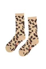Par de medias de caña larga con estampado animal print en tonos marrones y negros sobre base beige. Presentan detalle de marca en color rojo en la zona del pie.
