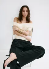 Pantalón de corte recto y tiro medio con detalle de pinzas, bolsillos laterales y cierre oculto.
