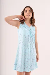 Camisón celeste con estampado floral, sin mangas y escote en V con frunces.