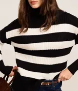 Suéter de punto pesado con cuello alto y mangas largas, presenta un diseño de rayas horizontales en color crema y marrón con textura acanalada.