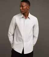 Camisa de vestir para hombre, de manga larga y calce clásico, confeccionada en tricolina de algodón y poliéster, con diseño de cuadros grid en tono celeste claro. Presenta cuello camisero, cierre frontal con botones y puños ajustables con botón único.