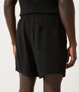 Short negro de viscosa con cintura elástica, cordón de ajuste y bolsillo trasero.