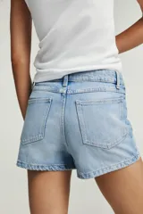 Falda pantalón de tiro alto confeccionada en denim, con diseño cruzado y cierre frontal mediante botones metálicos. Cuenta con cinco bolsillos y trabillas para cinturón.