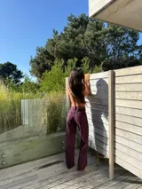 Pantalón jean de corte recto color borgoña.