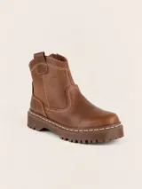Bota de caña baja color marrón, confeccionada en cuero vacuno encerado con costuras decorativas visibles en tono claro. Cuenta con suela track gruesa y taco bajo.