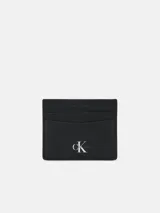 Tarjetero negro de cuero con seis ranuras para tarjetas y logo de Calvin Klein Jeans grabado en la parte delantera.